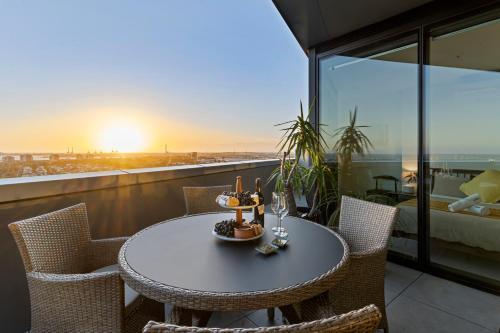Zi apartments - with Balcony, Bayview, Sauna and Pool - Tap to explore photos