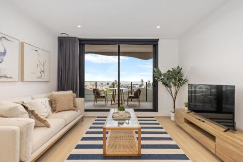 Sea View 2BR w Best Rooftop Pool in Melb! - Tap to explore photos