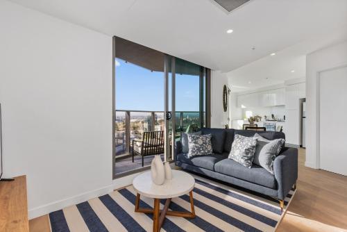 Central Southbank 2BR w Stunning Views and Balcony - Tap to explore photos