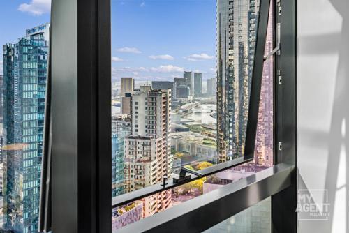 Sleep in the Clouds Level 30 Aus 108 - sleeps 6 - Tap to explore photos