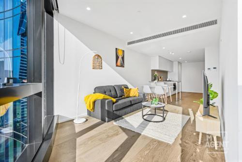 Sleep in the Clouds Level 30 Aus 108 - sleeps 6 - Tap to explore photos
