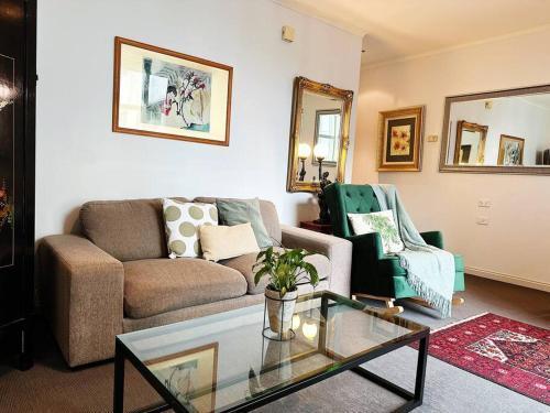 Aspire CBD One Bedroom with Indoor Pool & Parking Available - Tap to explore photos