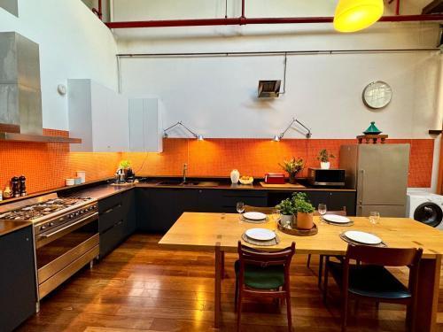 Spacious Warehouse Conversion 2 Bdrms & Parking