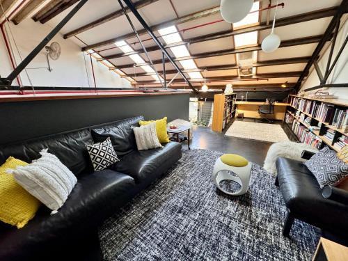 Spacious Warehouse Conversion 2 Bdrms & Parking - Tap to explore photos
