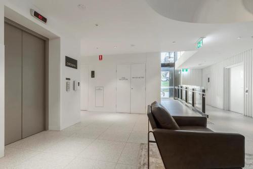 Tranquil Apt Major Hospital Precinct w Parking - Tap to explore photos