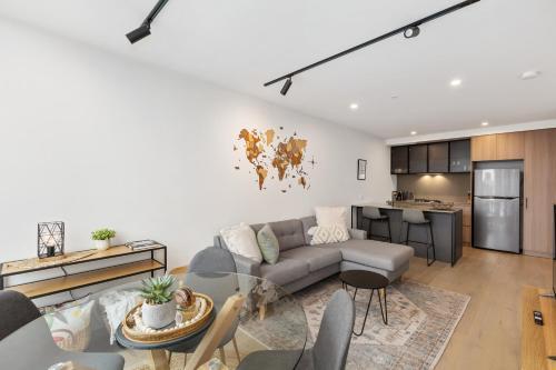 Bright and Modern 1BR Apt with Balcony and Car Park - Tap to explore photos