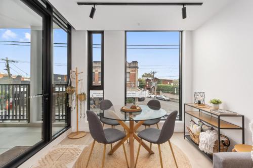 Bright and Modern 1BR Apt with Balcony and Car Park - Tap to explore photos