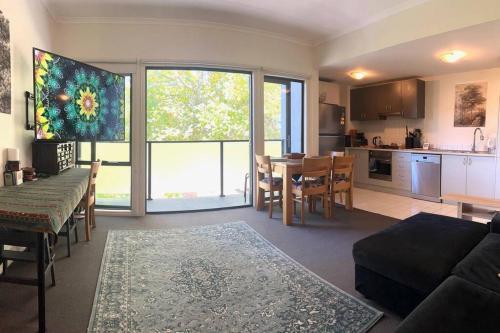 Cozy Apartment- Tranquil Haven in St Kilda's Heart - Tap to explore photos