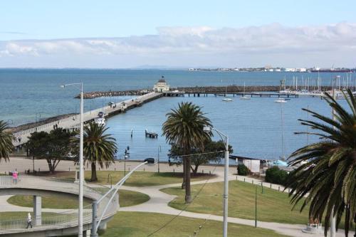 Cozy Apartment- Tranquil Haven in St Kilda's Heart - Tap to explore photos