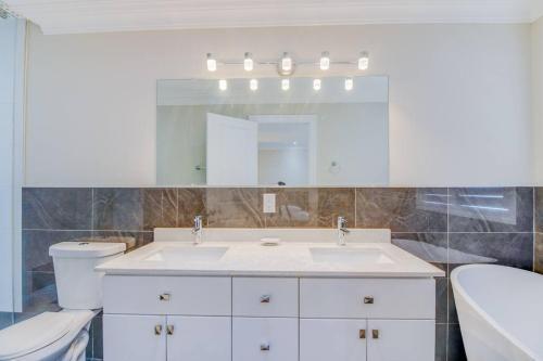 Luxury house, 25 minutes to Toronto Downtown - Tap to explore photos