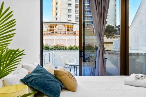 Arthur Hotel Bondi Junction no reception and house keeping no sofa bed - Tap to explore photos