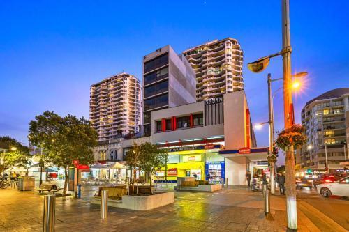 Arthur Hotel Bondi Junction no reception and house keeping no sofa bed - Tap to explore photos