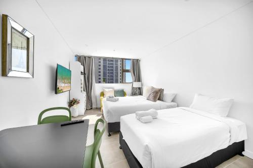 Arthur Hotel Bondi Junction no reception and house keeping no sofa bed - Tap to explore photos