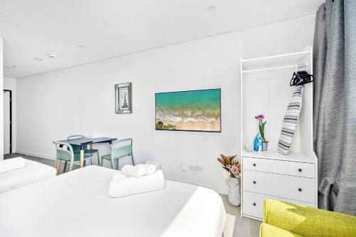 Arthur Hotel Bondi Junction no reception and house keeping no sofa bed - Tap to explore photos