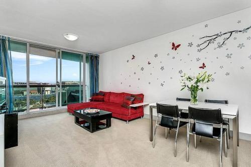 SX339 - CBD Chinese Gardens Views, Modern 2BR Apt - Tap to explore photos