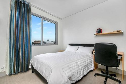 SX339 - CBD Chinese Gardens Views, Modern 2BR Apt - Tap to explore photos