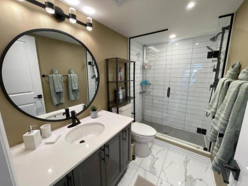 GLOBALSTAY Luxury Townhouse Minutes Away From Waterfront - Tap to explore photos