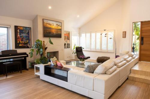 Resort Style home close to the Beach with Pool, Sauna and Pizza Oven - Tap to explore photos