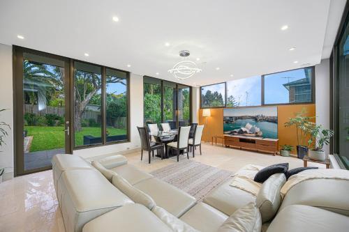 Putney Brand New Luxury House Pool & Waterview - Tap to explore photos