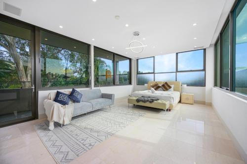 Putney Brand New Luxury House Pool & Waterview - Tap to explore photos