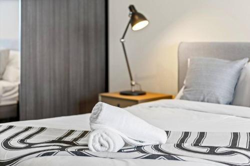 City&Bridge View 2 Bed+Study in Homebush - Tap to explore photos