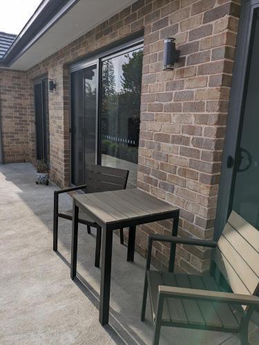 2 bedroom apartment with Garden views in Sydney - Tap to explore photos