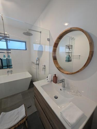 2 bedroom apartment with Garden views in Sydney - Tap to explore photos
