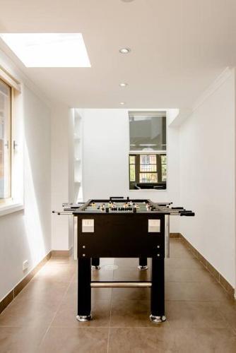 Beautiful & Ultra Convenient 4-bdrm Terrace - Tap to explore photos