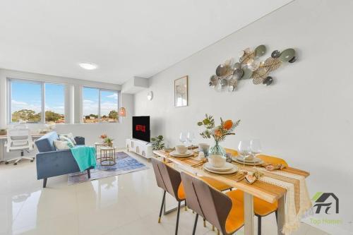 Vivid Unit Next to Campsie 6 mins to train station - Tap to explore photos