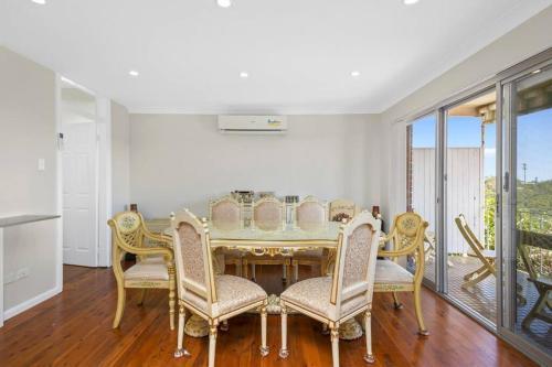 River View Oasis: Spacious 3-Bed House with Pool - Tap to explore photos