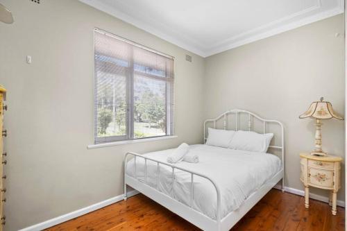 River View Oasis: Spacious 3-Bed House with Pool