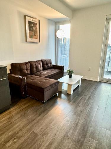 Cozy 2 Bedroom by Eaton Centre Mall - Tap to explore photos