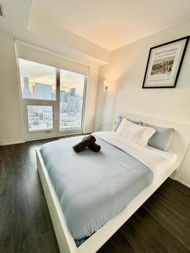Cozy 2 Bedroom by Eaton Centre Mall - Tap to explore photos