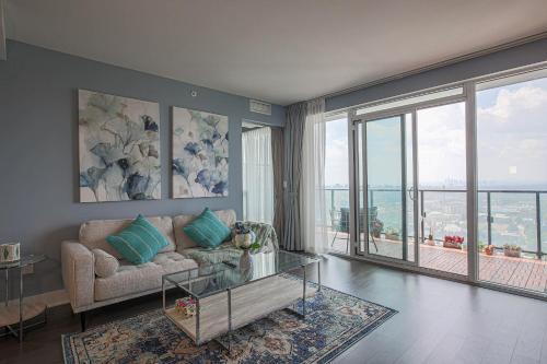 Luxury view in Toronto Downtown 3 Bedroom 2.5 Bathroom 1 Parking - Tap to explore photos