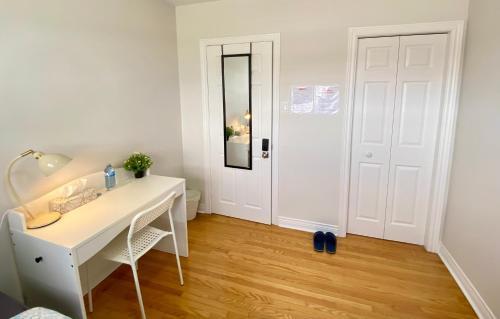 Sunny House - Main Floor, Free parking, in Toronto - Tap to explore photos