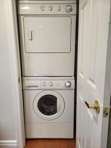 Downtown Toronto House Central 2BED 2BATH Subway Free Parking - Tap to explore photos