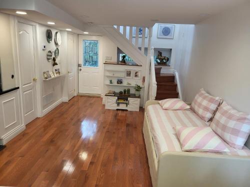 Downtown Toronto House Central 2BED 2BATH Subway Free Parking - Tap to explore photos