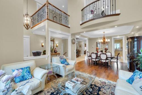 Luxury 4BR - Pool Table - 10 min to Yorkdale Mall - Tap to explore photos