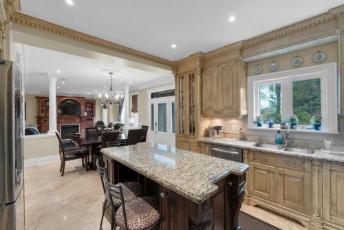 Luxury 4BR - Pool Table - 10 min to Yorkdale Mall - Tap to explore photos