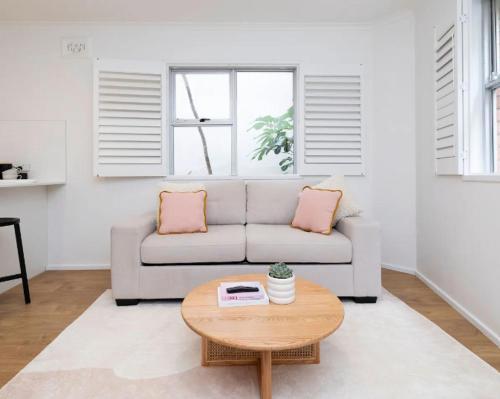 Beachside bright unit - sleeps 4! - Tap to explore photos