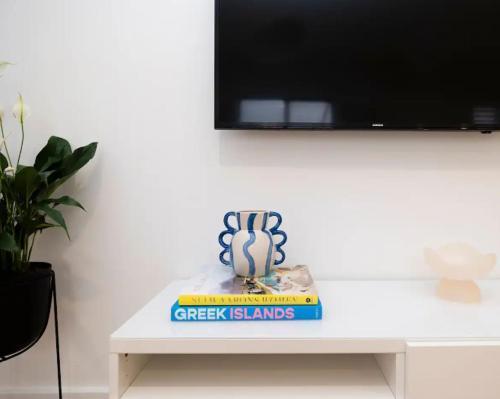 Beachside bright unit - sleeps 4! - Tap to explore photos