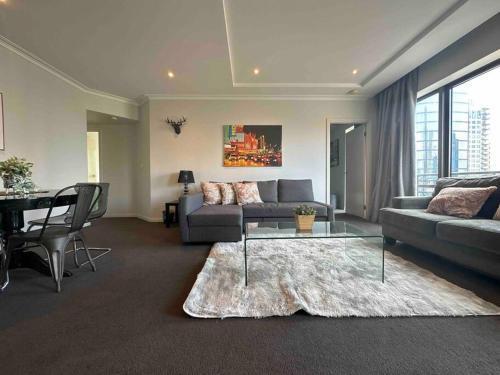HeartCBD LUX Top Floor 2 Bedroom /Pool/Spa/GYM - Tap to explore photos