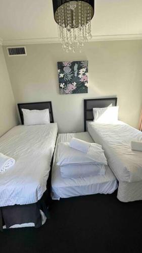 HeartCBD LUX Top Floor 2 Bedroom /Pool/Spa/GYM - Tap to explore photos