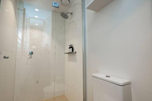 Luxe Haven - 42nd Floor Panoramic City Views - Tap to explore photos