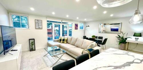 Bright & Spacious with 3 King or 6 Single Beds - Tap to explore photos