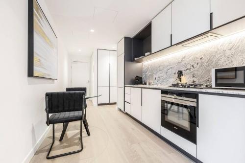 West Side Sleek & Vibrant CBD Getaway - Tap to explore photos