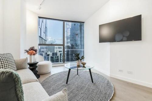 West Side Sleek & Vibrant CBD Getaway - Tap to explore photos