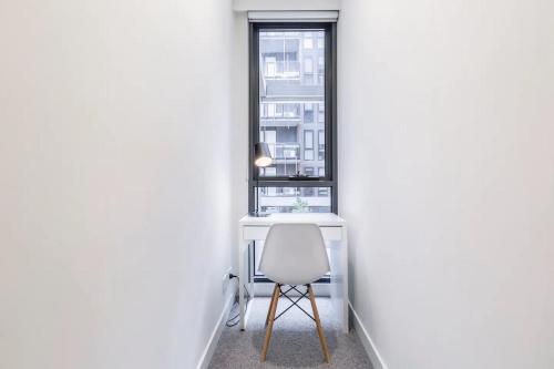 Executive Comfort Living Near La Trobe & RMIT Uni - Tap to explore photos
