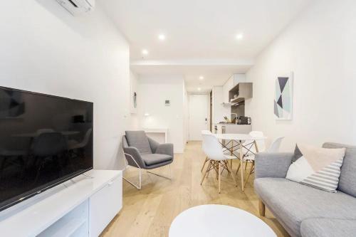Executive Comfort Living Near La Trobe & RMIT Uni - Tap to explore photos