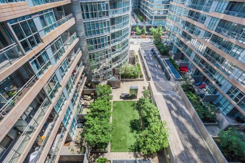 Cozy 2BR Close to CN Tower & Harbourfront - Tap to explore photos